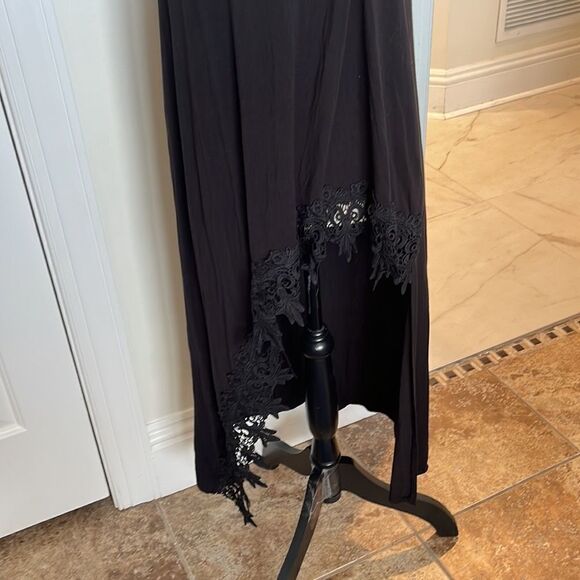 So soft asymmetrical high low top.  Cute lace trim. - Picture 2 of 8